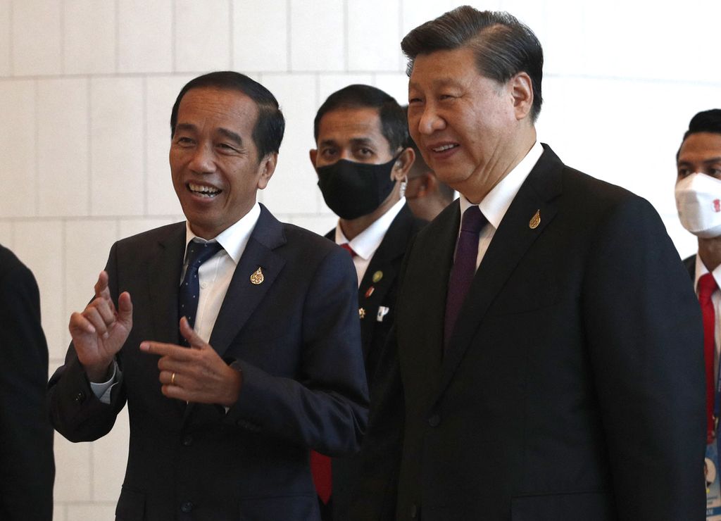Presiden RI Joko Widodo dan Presiden China Xi Jinping keluar dari ruangan pertemuan para pemimpin negara anggota forum Kerja Sama Ekonomi Asia Pasifik (APEC), Jumat (18/11/2022) di Bangkok, Thailand. 