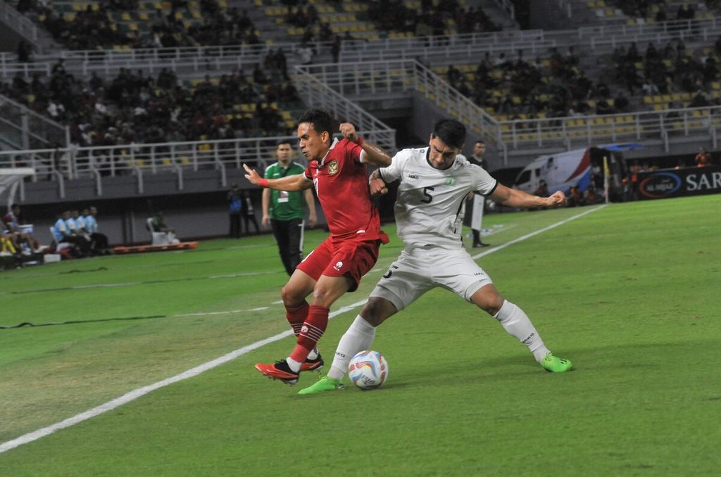Pemain timnas Indonesia, Egy Maulana Vikri (kiri), berebut bola dengan pemain Turkmenistan, Bashimov Abdy, dalam laga FIFA Matchday di Stadion Gelora Bung Tomo, Surabaya, Jumat (8/9/2023).