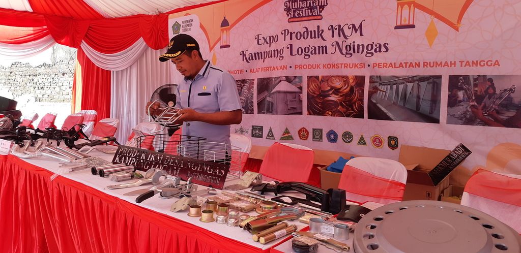 Pemilik PT Ade Karya, salah satu produsen produk logam, Muhtarom, menunjukkan kreasi industri kecil menengah di Desa Ngingas, Waru, Sidoarjo, Jumat (18/8/2023).