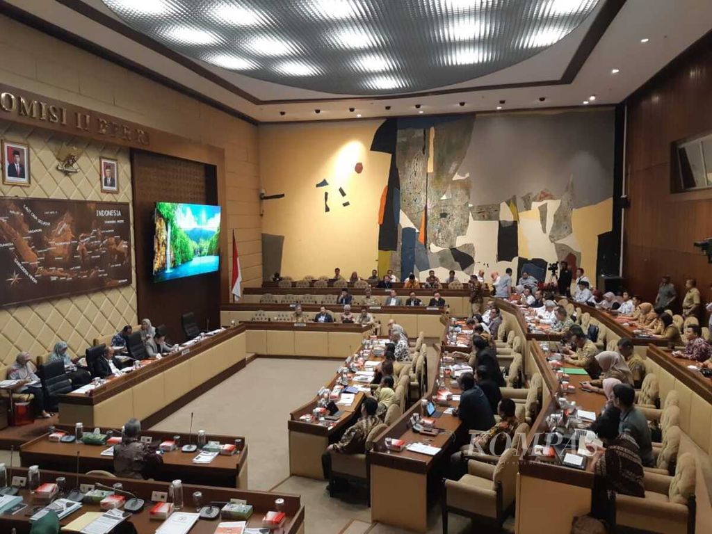 Suasana rapat dengar pendapat antara Komisi II DPR dan KPU, Bawaslu, serta Kementerian Dalam Negeri di Kompleks Parlemen, Jakarta, Senin (4/11/2019).