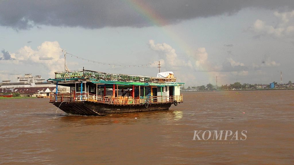 Kapal wisata melintasi Sungai Kapuas, Pontianak, Kalimantan Barat, Rabu (4/12/2019).