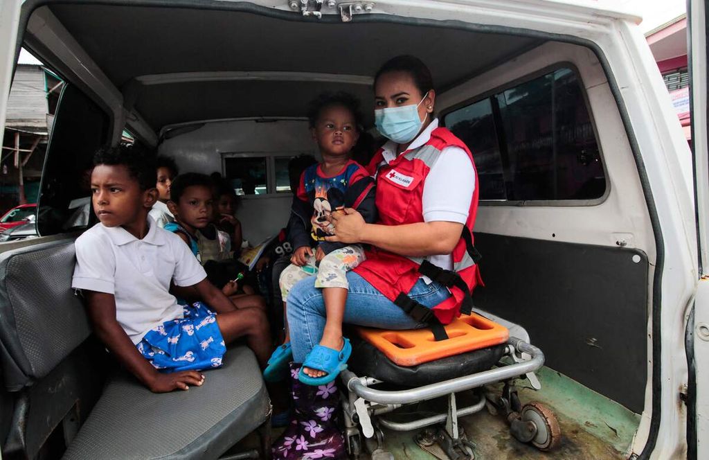Anggota pertahanan sipil Nikaragua membantu anak-anak di Blufields untuk dievakuasi sebelum Badai Tropis Bonnie menerjang wilayah itu pada Jumat (1/7/2022).