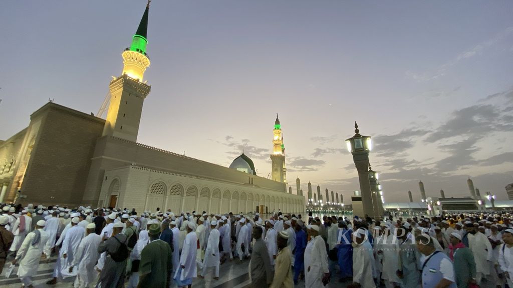 Jemaah antre untuk ziarah makam Nabi Muhammad sembari menunggu puncak haji di Masjid Nabawi, Madinah, Arab Saudi, Kamis (15/6/2023). 