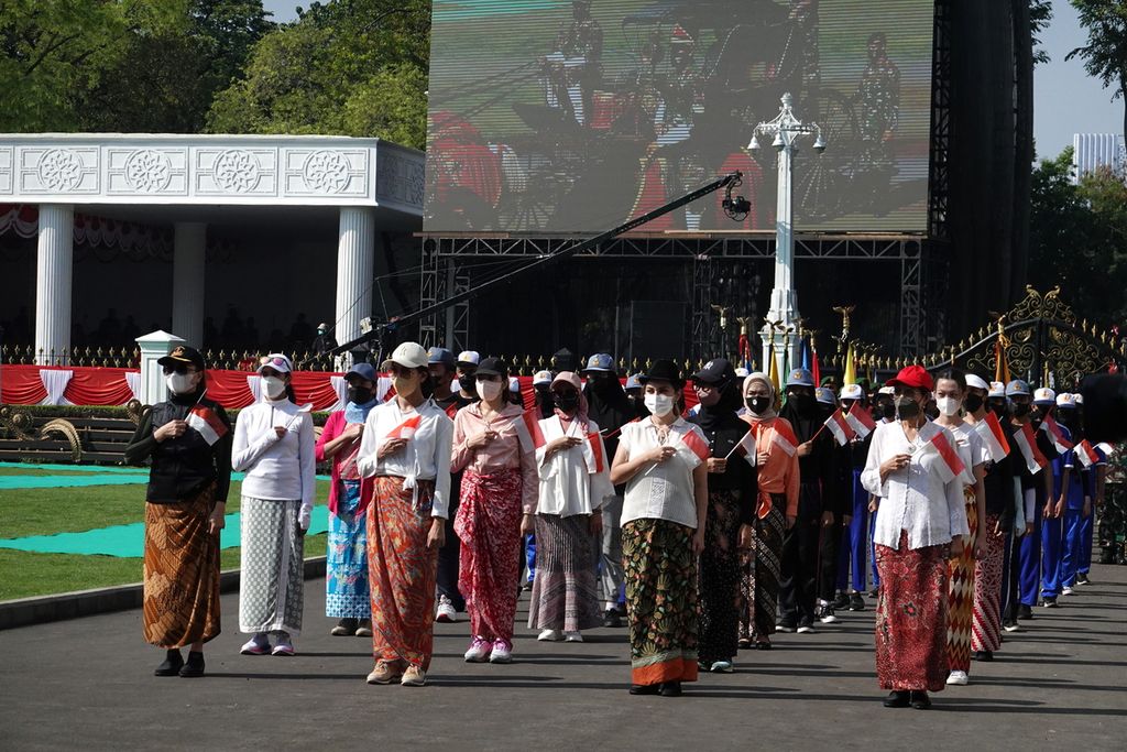 Suasana peserta kirab yang nantinya menggunakan pakaian adat Nusantara pada geladi kotor Upacara Peringatan Detik-detik Proklamasi Kemerdekaan RI, di Istana Merdeka, Minggu (14/8/2022).
