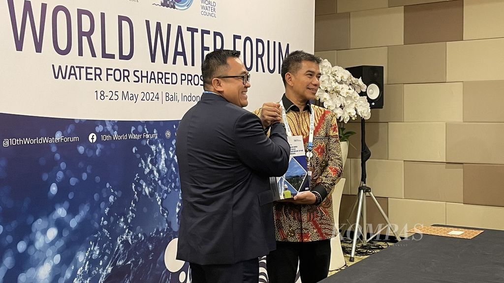 The President Director of PT Danareksa (Persero), Yadi Jaya Ruchand (left), handed over the feasibility study documents for the construction project of a drinking water management system in Bandung, West Java, to the President Director of Perumda Tirtawening, Sonny Salimi, during the 10th World Water Forum in Nusa Dua, Bali, on Monday (20/5/2024).