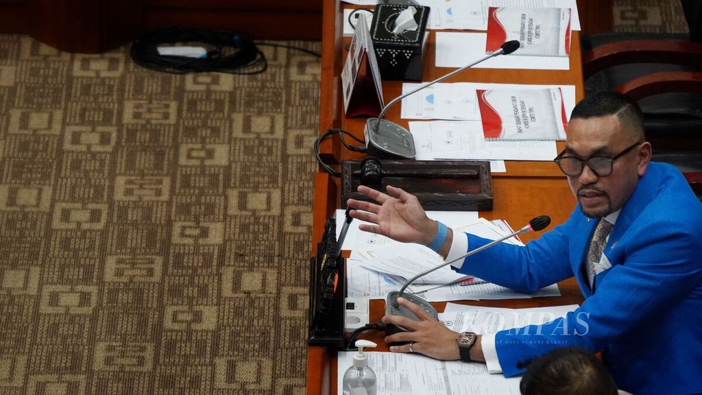 Wakil Ketua Komisi III DPR dari Fraksi Partai Nasdem Ahmad Sahroni saat memimpin rapat dengan Menteri Koordinator Politik, Hukum, dan Keamanan Mahfud MD membahas transaksi mencurigakan di Kementerian Keuangan, di Ruang Rapat Komisi III Gedung DPR, Jakarta, Rabu (29/3/2023). 