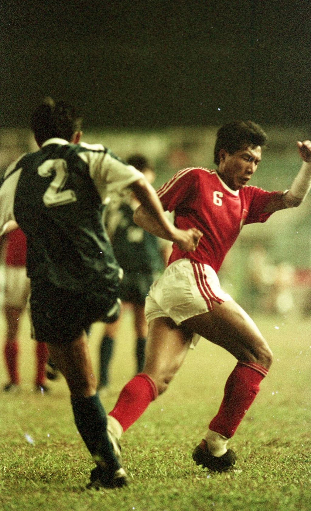 Bek sayap Indonesia, Robby Darwis, berusaha menghalau sepakan pemain Thailand pada laga final SEA Games 1991 melawan Thailand di Stadion Memorial Rizal, Manila, Filipina, Rabu 4 Desember 1991.