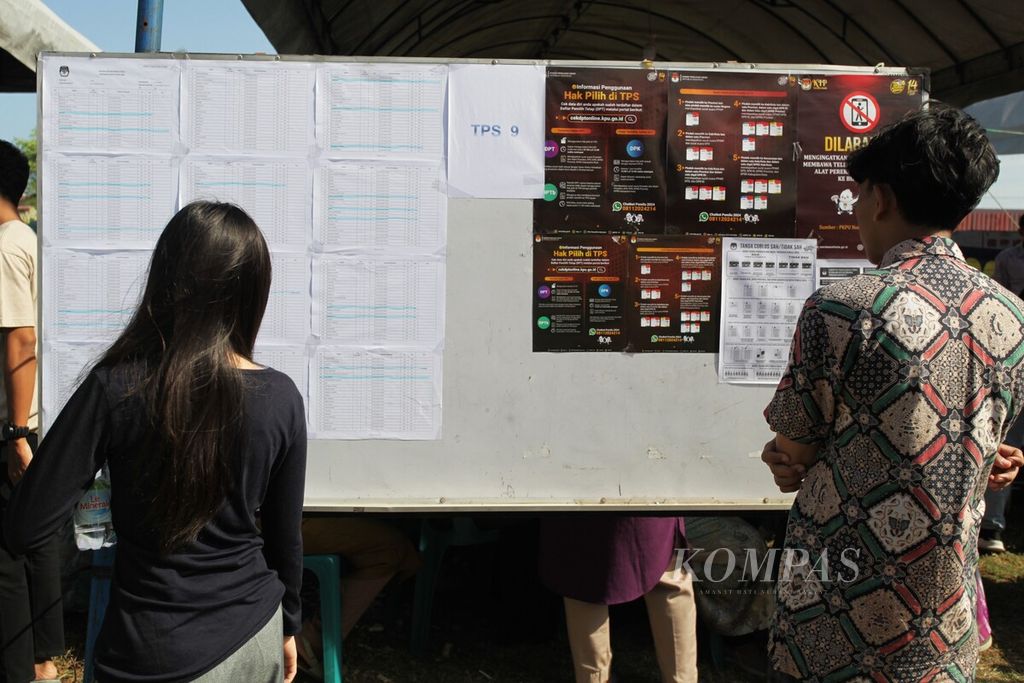 Seorang pemilih berusia muda sedang memeriksa daftar nama calon pemilih pada papan pengumuman yang disediakan petugas tempat pemungutan suara di Desa Lamteumen Timur, Kecamatan Jayabaru, Kota Banda Aceh, Aceh, Rabu (14/2/2024).
