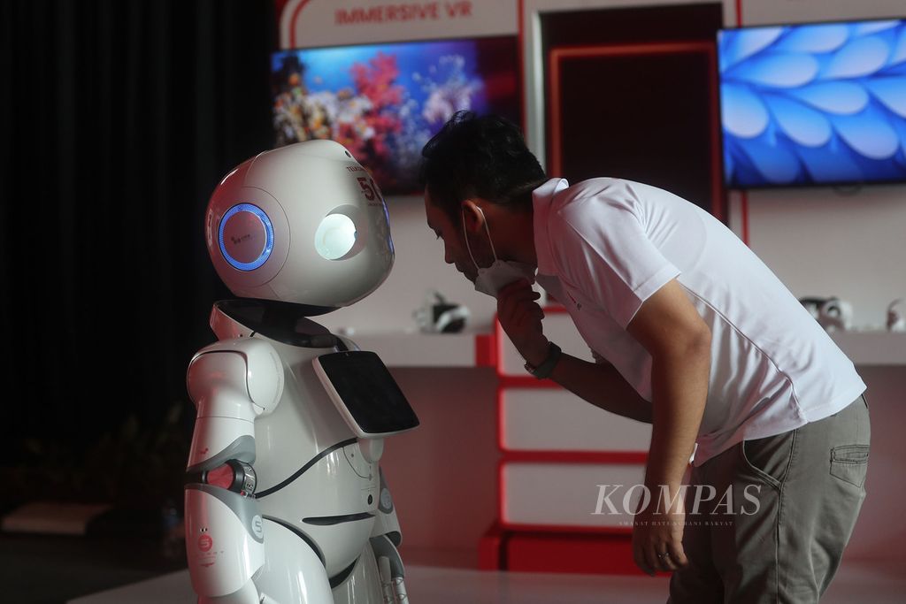 Petugas berkomunikasi dengan UU Robot yang dijalankan melalui jaringan 5G saat peluncuran layanan 5G Telkomsel di Jakarta, Kamis (27/5/2021). 