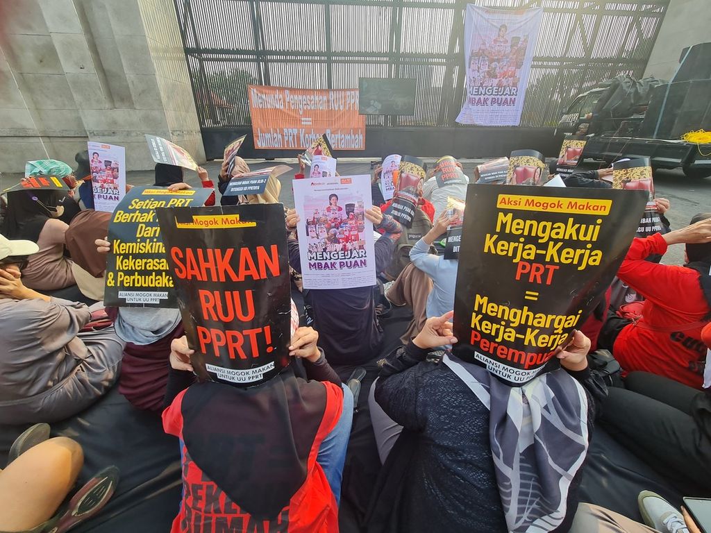 Film yang berdurasi 17 menit yang diproduksi Konde.co, JALA PRT, dan Perempuan Mahardhika, diluncurkan, Kamis (12/10/2023) di depan gerbang Kompleks Parlemen Senayan, Jakarta.