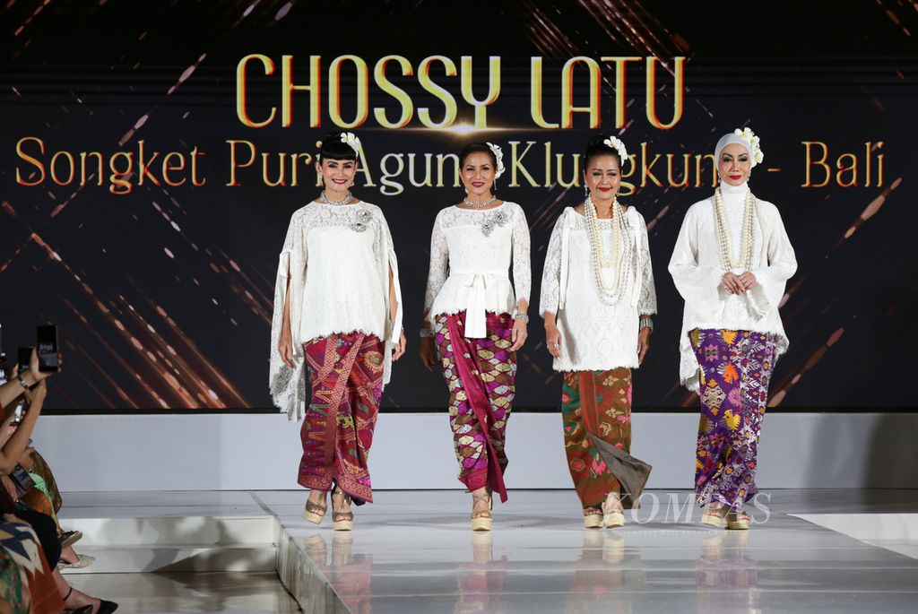 Chossy Latu menghadirkan songket Puri Agung Klungkung Bali “Pesona Wastra Warna Alam”, di Jakarta, Kamis (2/3/2023). 
