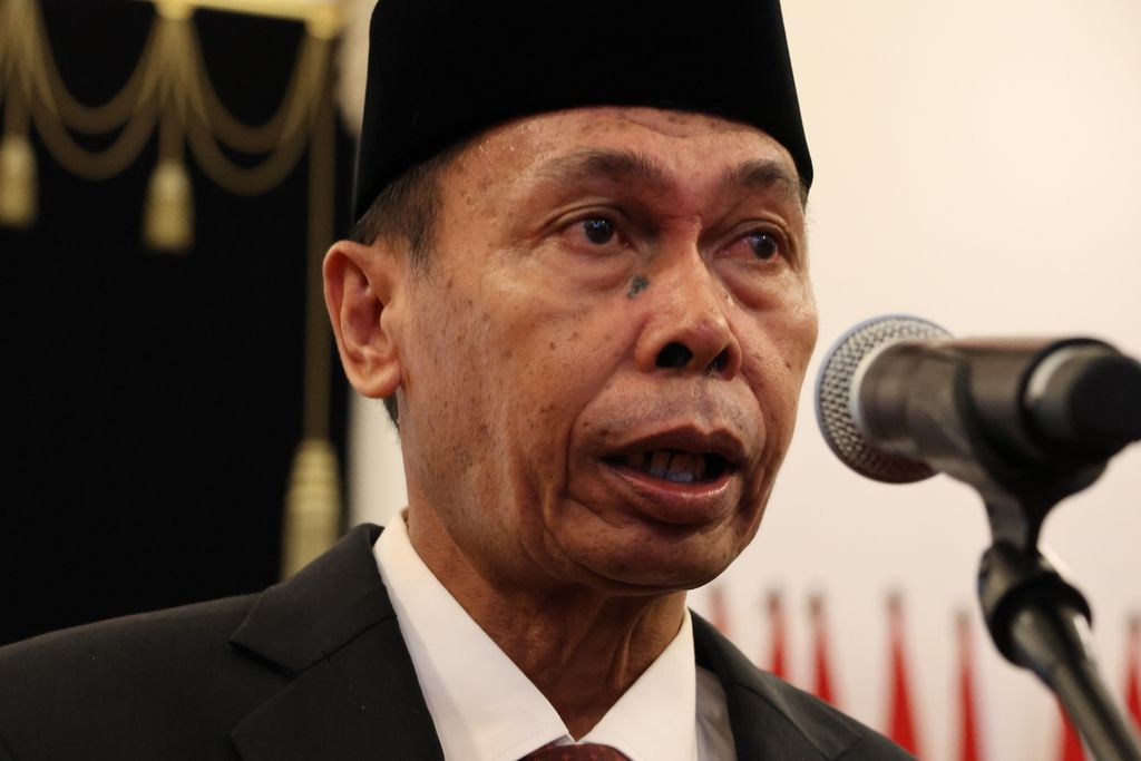 Nawawi Pomolango memberikan keterangan kepada wartawan seusai mengucapkan sumpah sebagai Ketua KPK sementara di hadapan Presiden Joko Widodo di Istana Negara, Jakarta, Senin (27/11/2023).