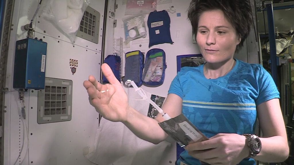 Perempuan antariksawan asal Italia, Samantha Cristoforetti, menunjukkan perilaku air dalam kondisi tanpa bobot di ISS. Dalam lingkungan dengan gravitasi mikro, air akan melayang seperti gelembung air, tidak jatuh ke bawah seperti di permukaan Bumi.