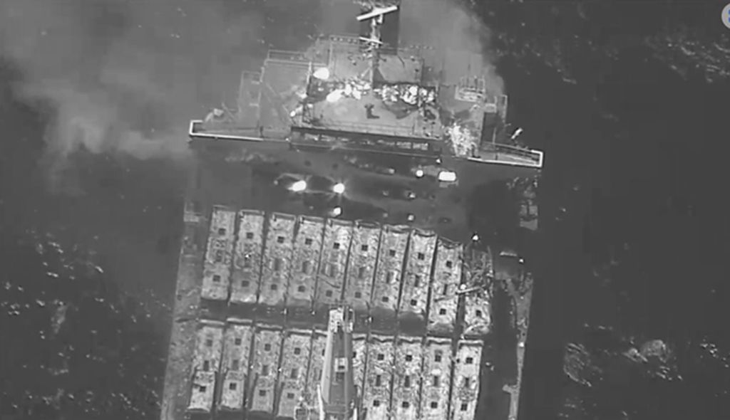 Foto hitam-putih yang dirilis oleh Komando Tengah (Central Command) AS ini memperlihatkan api melahap bagian kapal True Confidence setelah dihantam rudal kelompok Houthi di Teluk Aden, perairan Yaman, Rabu (6/3/2024).   