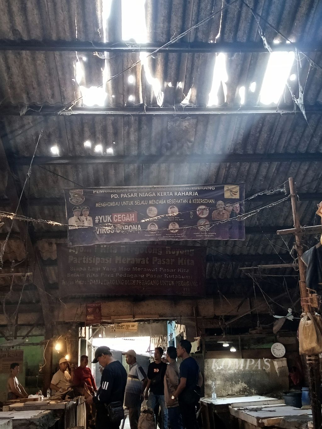 Selain lapak di kios daging dan ikan, atap Pasar Kutabumi, Kabupaten Tangerang, juga menjadi sasaran amukan massa sekelompok ormas pada Minggu (24/9/2023).