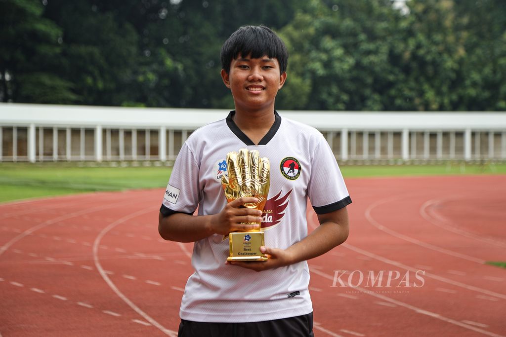 Kiper terbaik Liga Kompas Kacang Garuda U-14 Mustopa Dayu Hutama 
