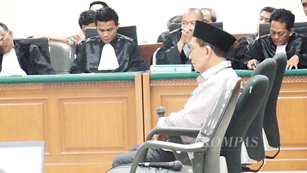 Bupati Bangkalan, Jawa Timur, Fuad Amin menjalani sidang pembacaan putusan di Pengadilan Tindak Pidana Korupsi, Senin (19/10/2015). Majelis hakim menjatuhkan hukuman 8 tahun penjara dan denda Rp 1 miliar subsider 6 bulan penjara. Fuad terbukti menerima suap dan melakukan pencucian uang.