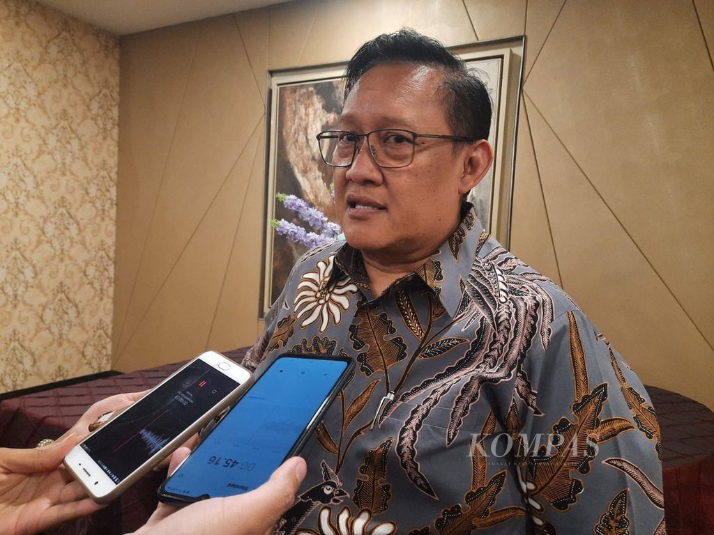Presiden Direktur Lion Air Group Daniel Putut dalam Seminar Hari Penerbangan Nasional di Jakarta, Jumat (27/10/2023). Ia berharap pemerintah menyesuaikan tarif batas atas dan bawah pesawat di tengah pelemahan rupiah. Salah satu contohnya dengan menekan Pajak Pertambahan Nilai tiket pesawat. 