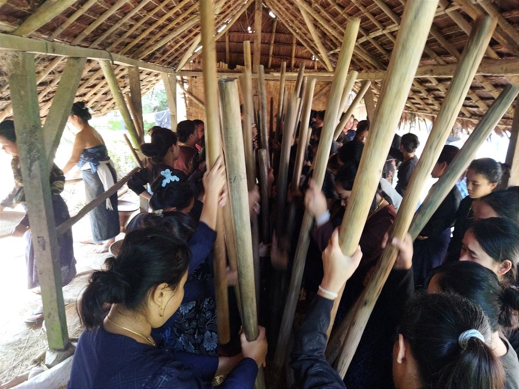Puluhan kaum perempuan dari berbagai kampung di Baduy Luar menumbuk padi di lesung atau prosesi Rempugan Nutu, sebanyak 35 rumpun padi atau sekitar 140 kilogram yang diambil dari <i>leuit</i> (lumbung padi) mereka, Kamis (21/7/2022). Rempugan Nutu yang dilakukan kaum perempuan ini sebagai persiapan untuk pesta adat perkawinan.