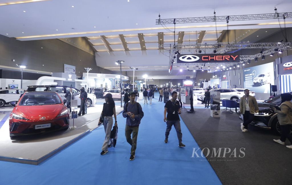 The atmosphere of the Periklindo Electric Vehicles Show (PEVS) automotive exhibition in 2024 after its opening at the Jakarta International Expo (JIEXpo), Kemayoran, on Tuesday (30/4/2024). PEVS 2024 is the largest electric vehicle exhibition in Southeast Asia. PEVS 2024 is attended by 116 participants from electric car and motorcycle brands, supporting industries, and vehicle accessories.