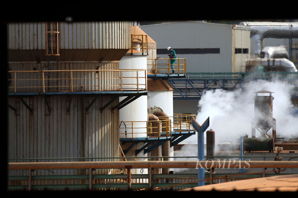 Aktivitas pekerja di kawasan penambangan dan industri pengolahan nikel grup Harita Nickel di Pulau Obi, Halmahera Selatan, Maluku Utara, Selasa (2/7/2024). 