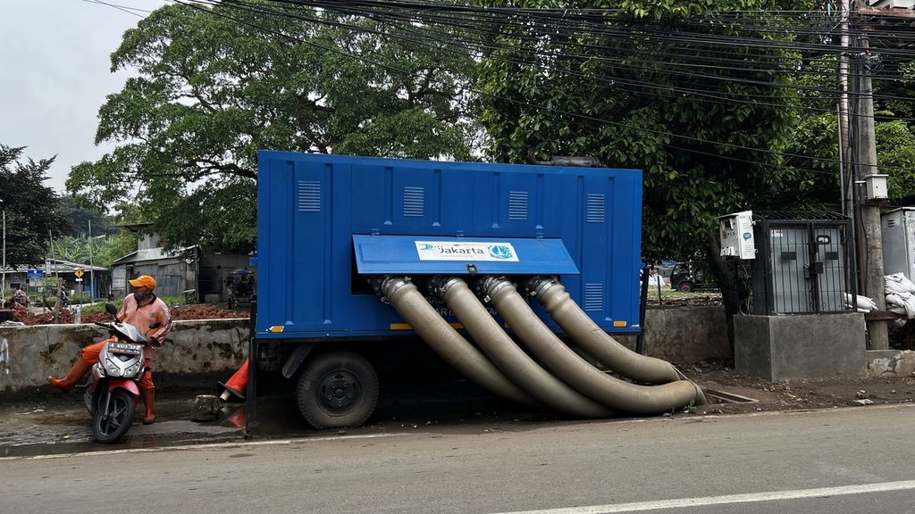 Pompa siaga yang berada di depan saluran Swadarma, Pesanggrahan, Jakarta Selatan, Jumat (2/12/2022).