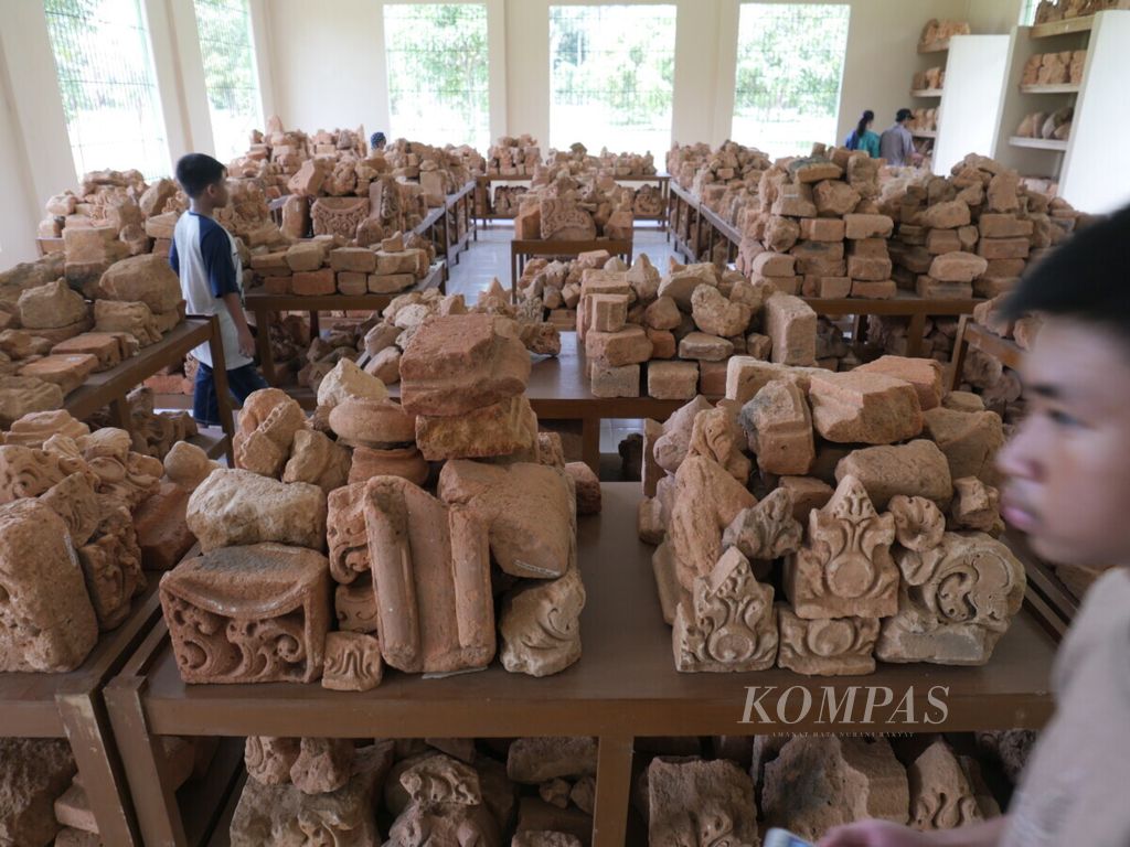 Tempat koleksi pecahan/reruntuhan arca dan relief Candi Bumiayu 3 di kompleks Candi Bumiayu, Kabupaten Penukal Abab Lematang Ilir, Sumatera Selatan, awal Juni 2019. 