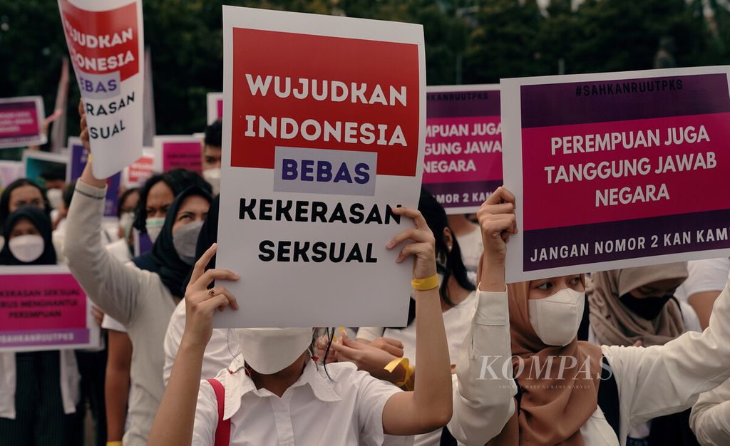 Aktivis perempuan dari Universitas Indonesia (UI) dalam aksi damai memperingati Hari Perempuan Internasional di kawasan silang Monumen Nasional, Jakarta Pusat, Selasa (8/3/2022). 