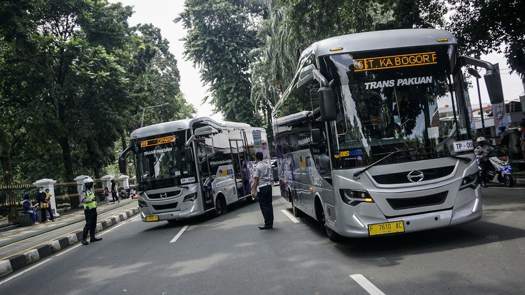Armada Bus Kita Trans Pakuan mulai dilepas pada acara peluncuran pengoperasian dari halaman Balai Kota Bogor, Kota Bogor, Jawa Barat, Selasa (2/11/2021). 