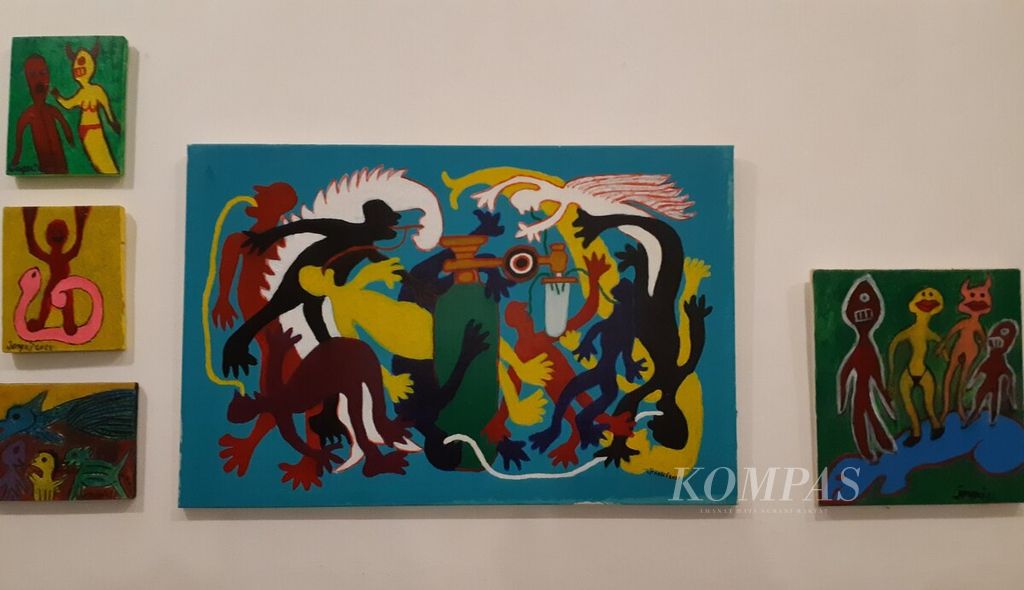 Lukisan karya Wayan Jengki Sunarta yang ditampilkan dalam pameran bertajuk Silang Sengkarut di Dalam Rumah Art Station, Kota Denpasar, mulai Minggu (8/5/2022).