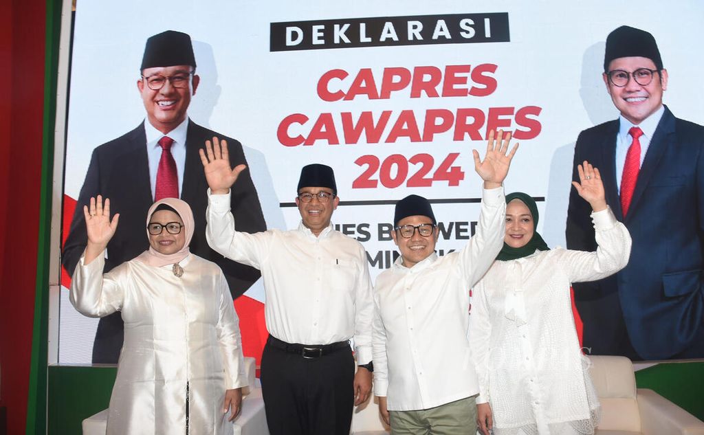 Bakal calon presiden Anies Baswedan (kedua dari kiri) beserta istri, Feri Farhati Ganis (kiri), dan bakal calon wakil presiden Muhaimin Iskandar (kedua dari kanan) beserta istri, Rustini Murtadho, berfoto bersama seusai Deklarasi Capres dan Cawapres 2024 oleh Koalisi Perubahan untuk Persatuan (KPP) di Hotel Majapahit, Surabaya, Jatim, Sabtu (2/9/2023). 