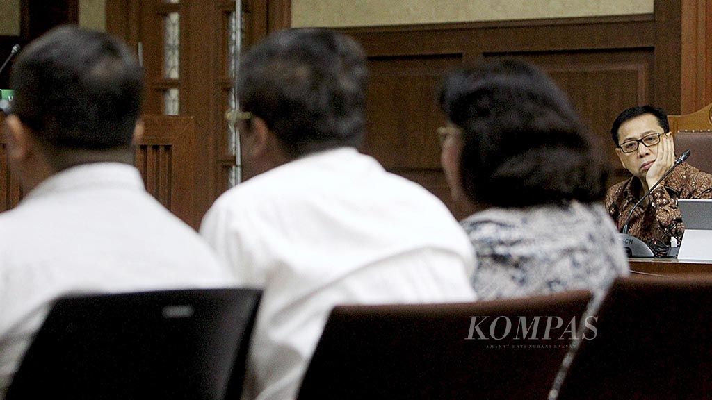  Sidang lanjutan kasus dugaan korupsi pengadaan  KTP elektronik dengan terdakwa Setya Novanto kembali digelar di Pengadilan  Tindak Pidana Korupsi  Jakarta, Senin (26/2). Agenda sidang adalah mendengarkan keterangan  para saksi yang di hadirkan oleh jaksa, antara lain advokat Elza Syarief (kedua dari kanan), mantan Kepala Bagian Umum Kementerian Dalam Negeri Rudy Endarto, Biro Perlengkapan Sekretariat Jenderal Kemendagri Yudi Pramadi,  Ketua Tim Teknis Proyek KTP-el Husni Fahmi, anggota Tim Fatmawati Jimmy Iskandar alias Bobby, Direktur Utama PT LEN Industri Wahyudin Bagenda, serta mantan Direktur Utama PNRI Isnu Edhy Wijaya.