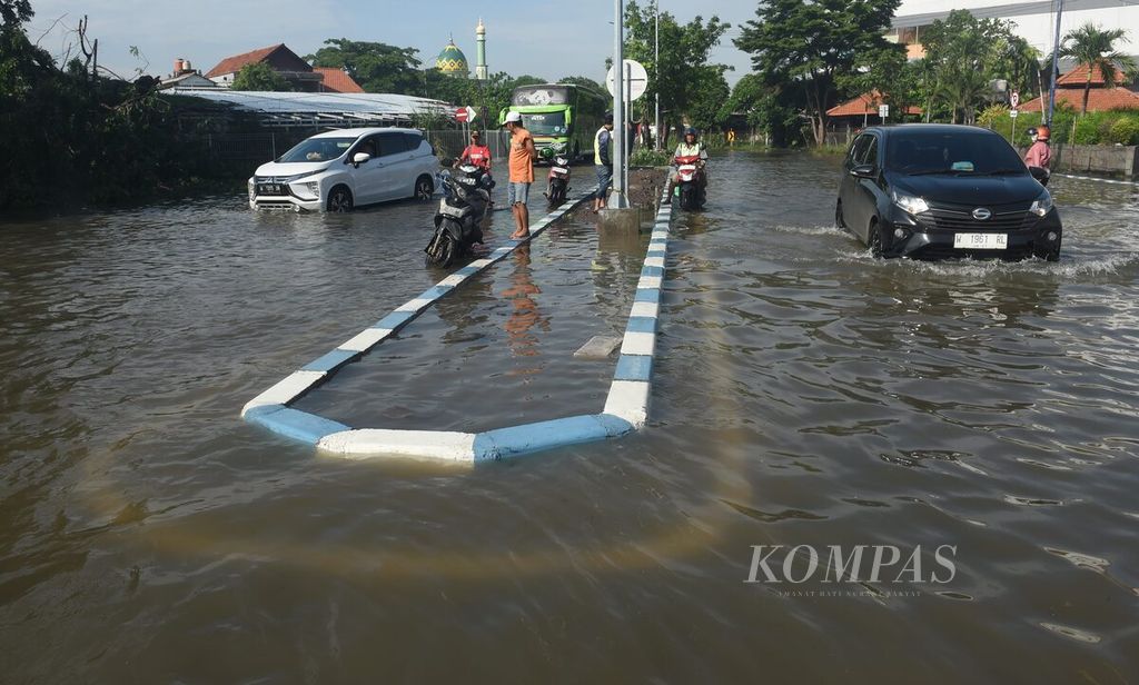 Pintu masuk Terminal Purabaya yang tergenang banjir di Kecamatan Waru, Sidoarjo, Jawa Timur, Selasa (6/2/2024). Hujan deras sepanjang malam sehari sebelumnya membuat sejumlah daerah di Sidoarjo tergenang banjir.