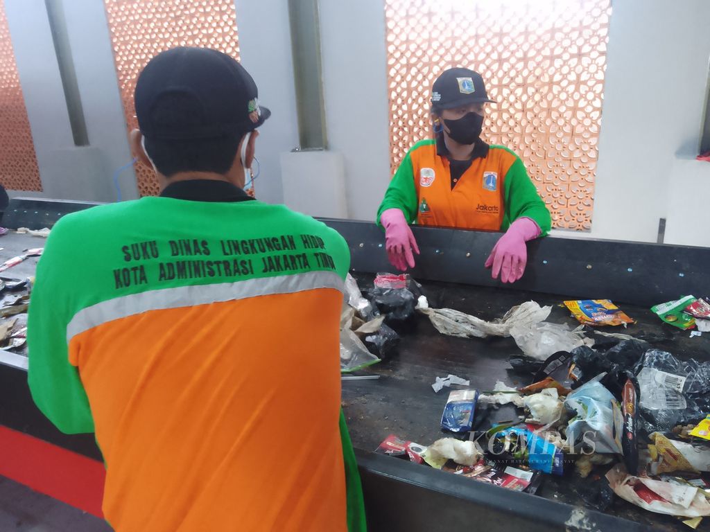 Sejumlah pegawai sedang memilah sampah di tempat pengolahan sampah <i>reduce-reuse-recycle</i> (TPS3R) di Ciracas, Jakarta Timur, Jumat (26/1/2024).