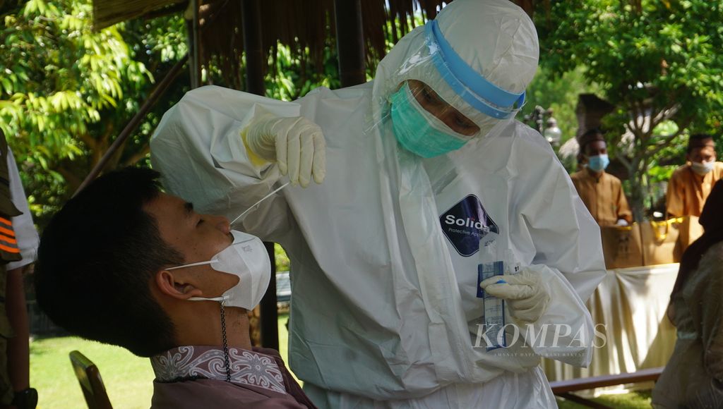 Seorang tamu menjalani tes antigen Covid-19 dalam sebuah hajatan di Kabupaten Klaten, Jawa Tengah, Sabtu (26/6/2021).