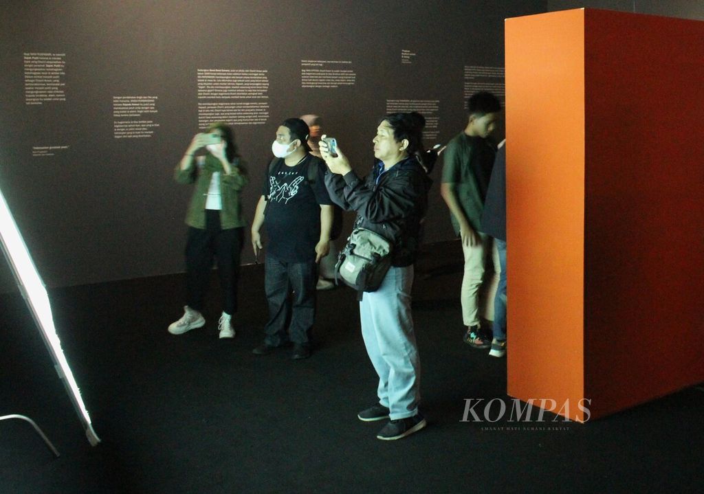 Pengunjung mengamati seni video instalasi Aku, Chairil! yang diproduksi Miles Films dalam pameran seni kontemporer artina#2: matrajiva, di Gedung Sarinah, Jakarta, Jumat (28/4/2023). 
