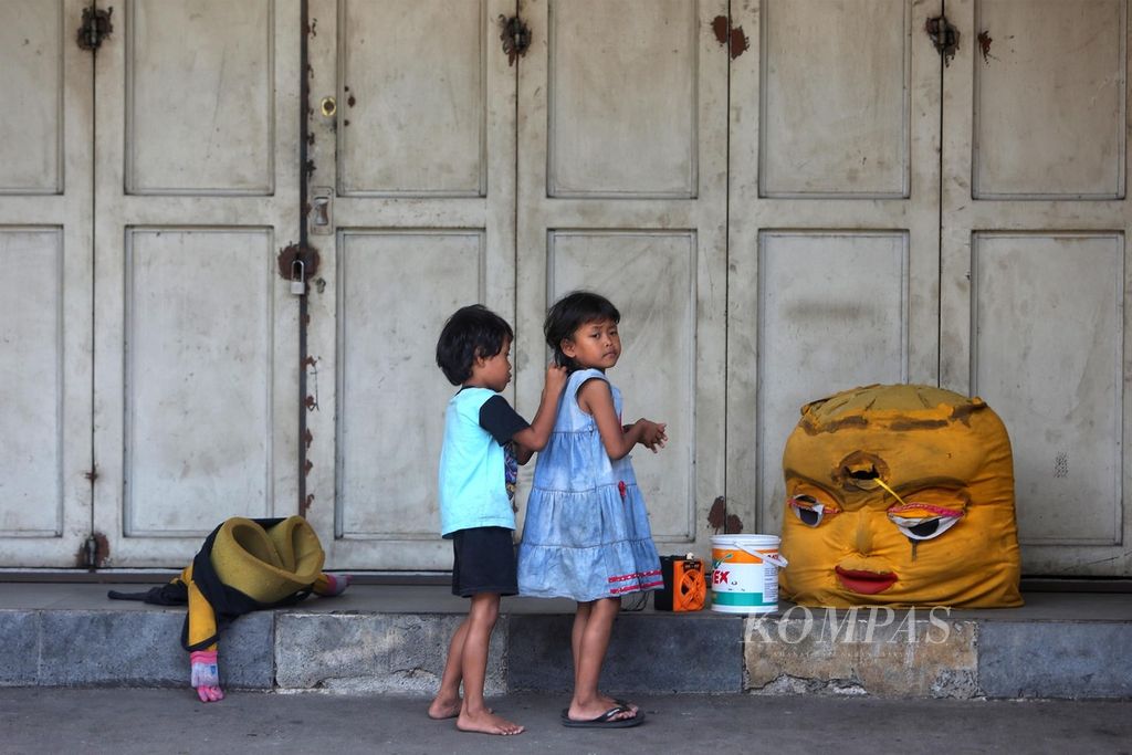 Dua orang bocah  beristirahat setelah berkeliling mencari uang sebagai pengamen di kawasan Pisangan Baru, Matraman, Jakarta, Minggu (23/8/2020). Unicef  dan Organisasi Buruh Internasional (ILO) telah mengingatkan potensi peningkatan jumlah pekerja anak akibat Covid-19. Hal ini terjadi karena meningkatnya kemiskinan di tengah kondisi ekonomi yang memburuk.