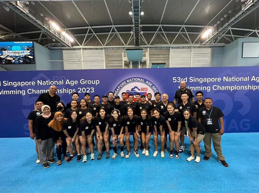 Tim nasional renang berfoto dalam kegiatan Singapore National Age Group ke-53 yang diadakan di Singapura, Selasa (14/3/2023).