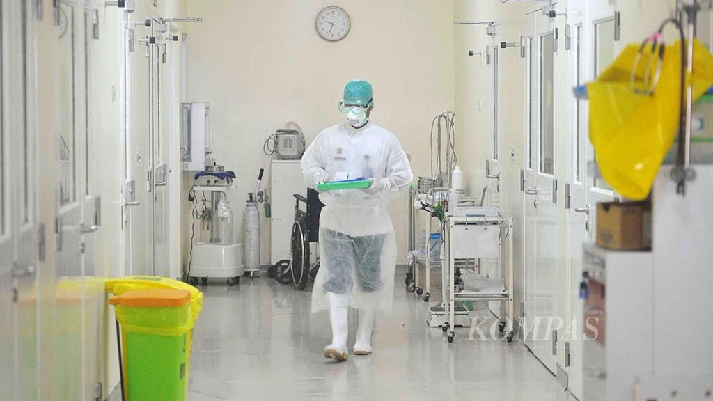 Petugas perawat jaga mengecek kondisi pasien difteri di ruang isolasi khusus di Gedung Edelweis Rumah Sakit Umum Daerah Kabupaten Tangerang, Banten, Rabu (6/12/2017). 