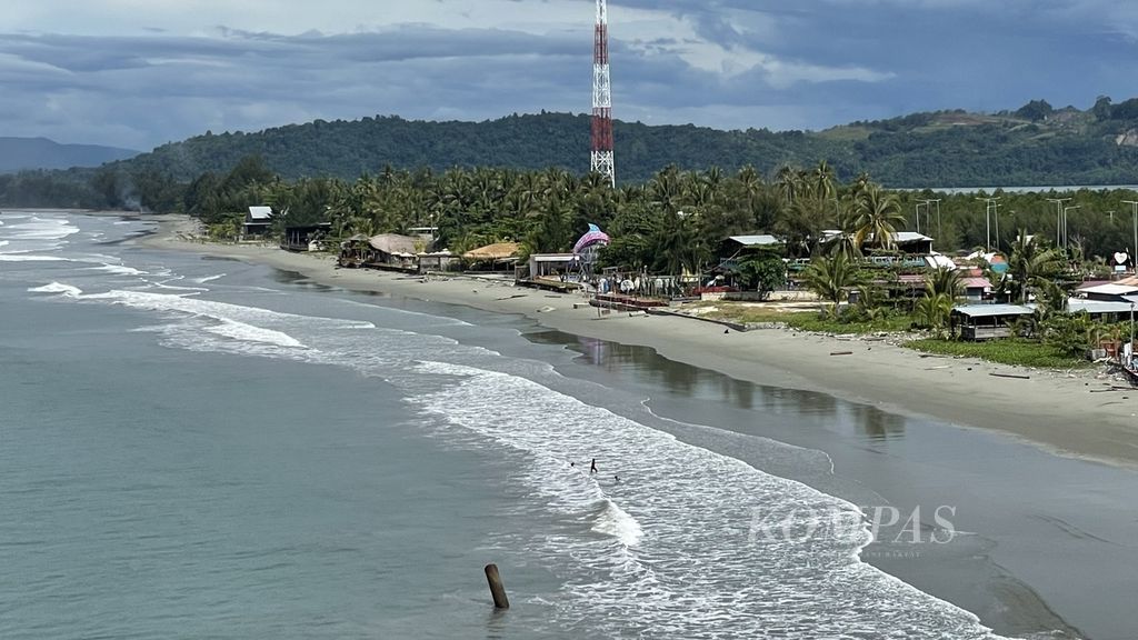 Kondisi gelombang di Pantai Holtekamp, Kota Jayapura, Papua, Senin (8/4/2024).