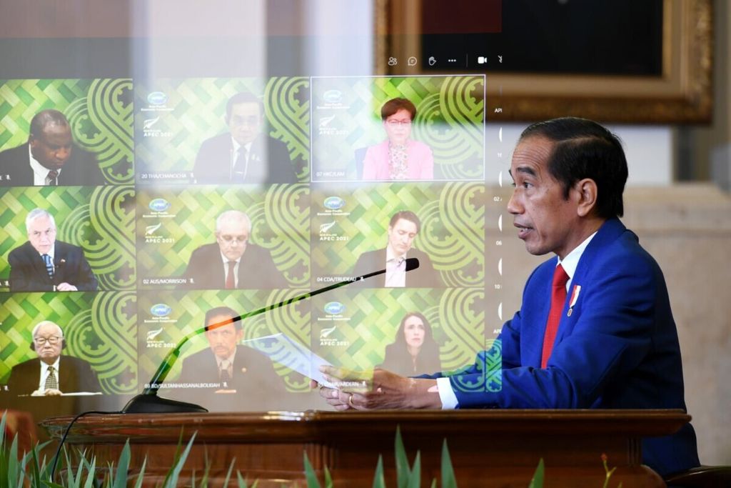 Presiden Joko Widodo menghadiri Konferensi Tingkat Tinggi Informal Kerja Sama Ekonomi Asia Pasifik secara virtual dari Istana Negara, Jakarta, Jumat (16/7/2021).