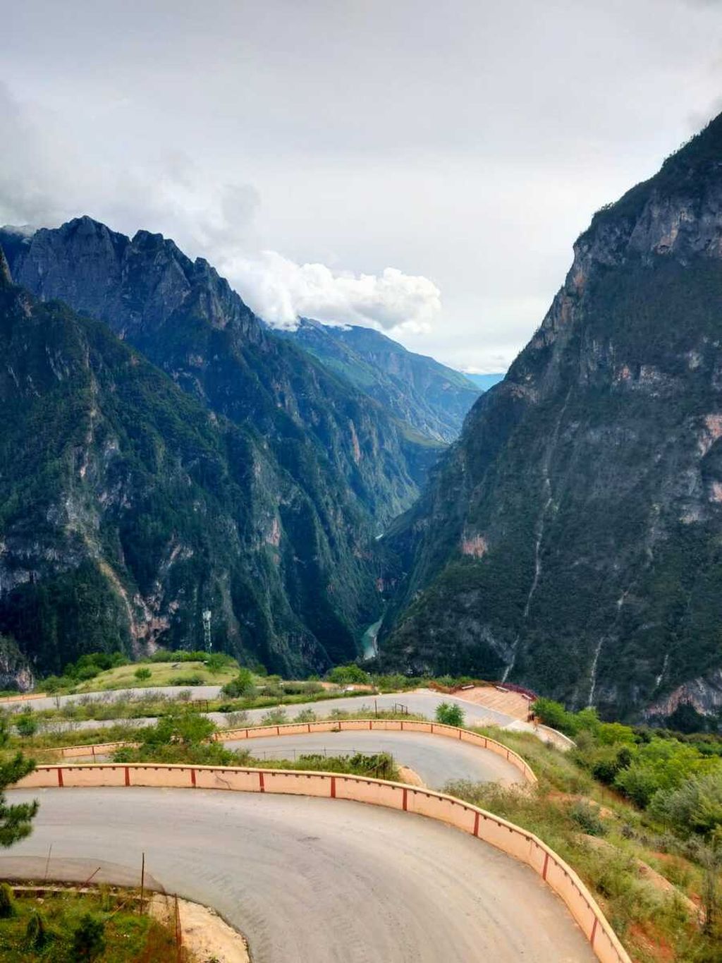 Jalanan menuju Balagezong di Provinsi Yunnan, China.