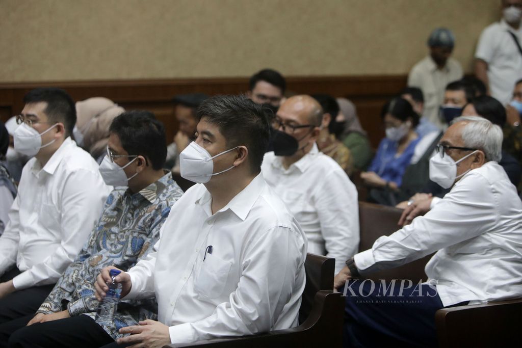Para terdakwa kasus korupsi izin ekspor minyak kelapa sawit bersiap mengikuti persidangan, di Pengadilan Tindak Pidana Korupsi (Tipikor), Jakarta, Rabu (31/8/2022). 