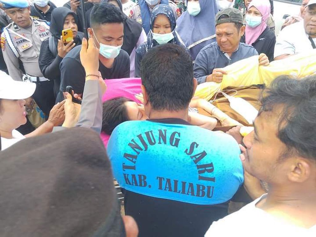 Petugas Polda Maluku Utara bersama warga memindahkan istri almarhum Benny Laos, Sherly Tjoanda, ke helikopter milik kepolisian di Desa Bobong, Kecamatan Taliabu Barat, Kabupaten Pulau Taliabu, Maluku Utara, Minggu (13/10/2024). 