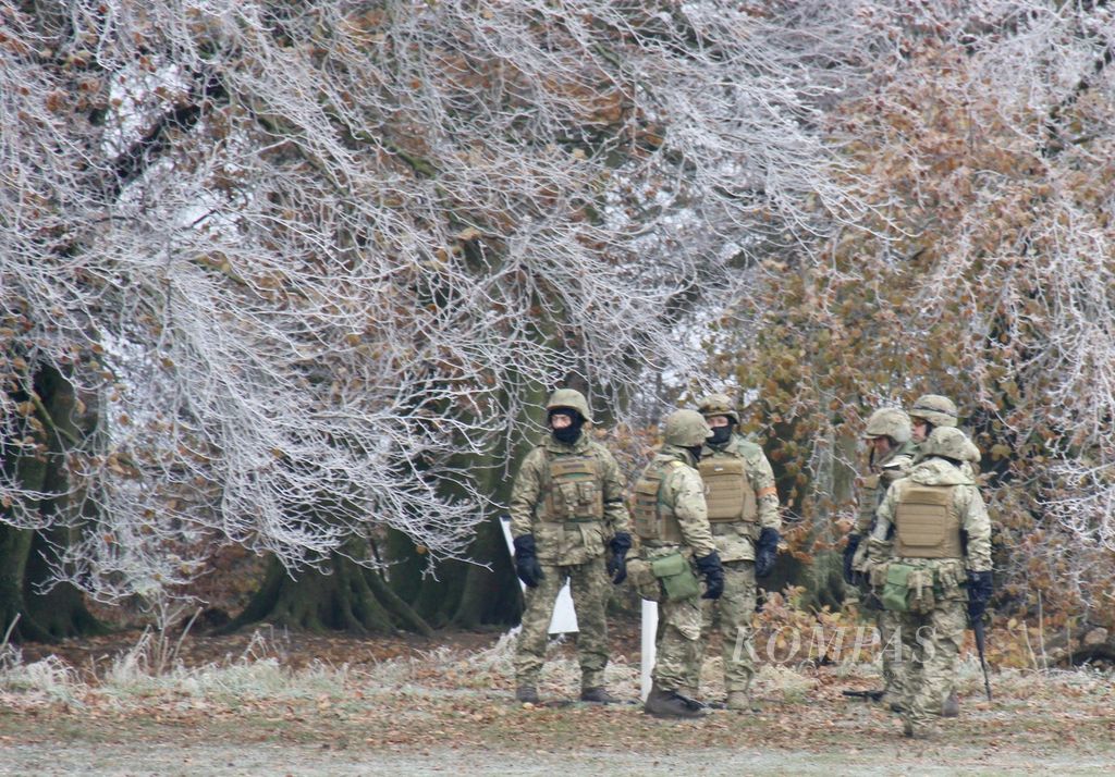 Tentara Ukraina menanti giliran latihan dasar perang darat, Jumat (1/12/2023), di Inggris selatan. Latihan itu bagian dari Operasi Interflex, program Inggris untuk mempersiapkan pasukan infanteri Ukraina. 