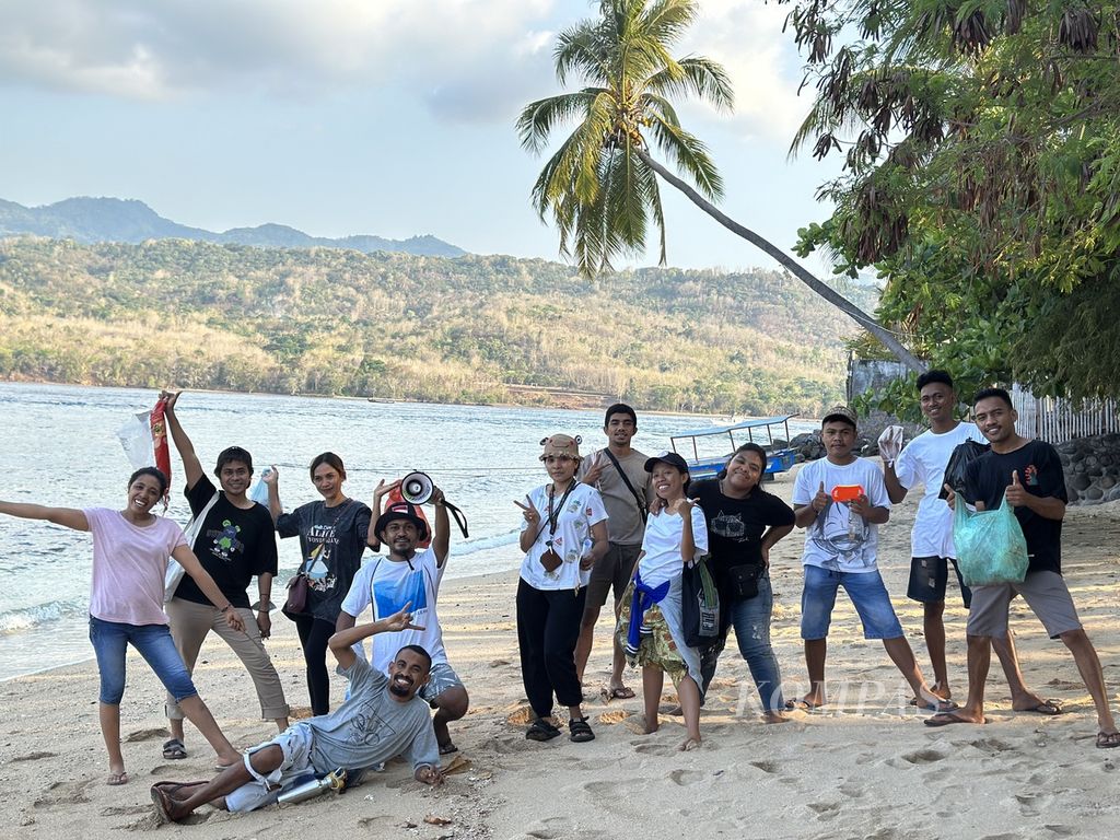 Anggota berbagai komunitas yang bergabung dalam Mura Rame menggelar aksi bersih-bersih di salah satu pantai di Larantuka, Flores Timur, Nusa Tenggara Timur, Kamis (1/11/2023) lalu.