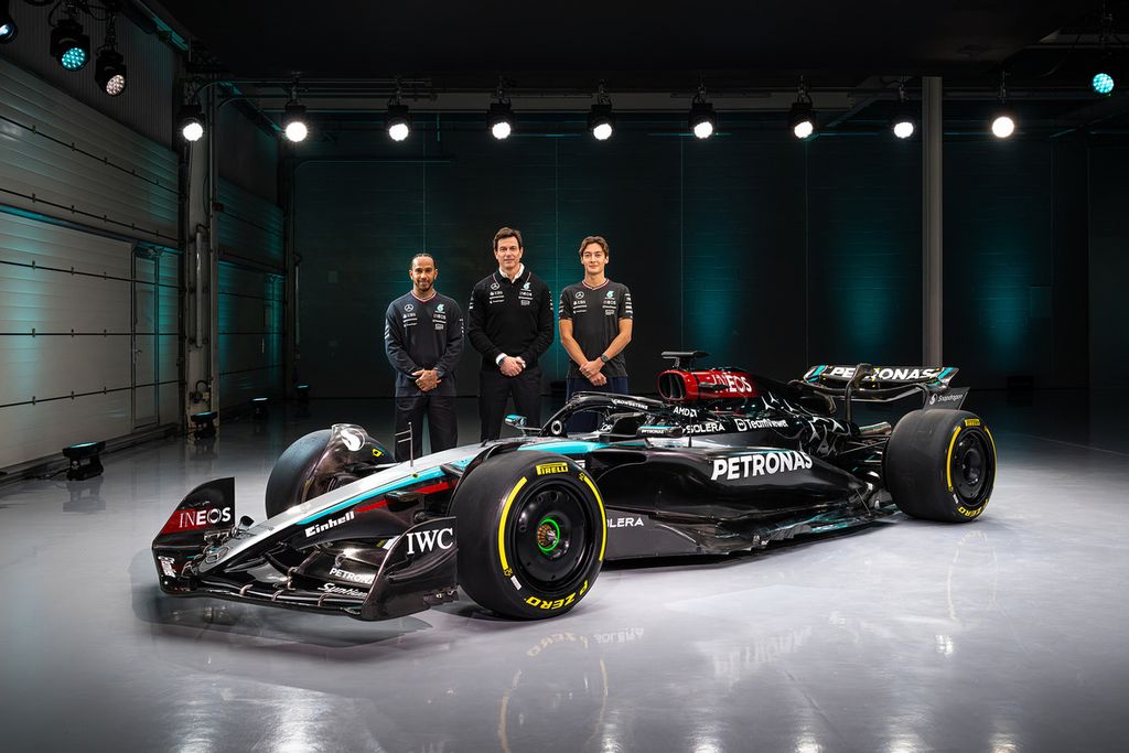 Pebalap Formula 1 Lewis Hamilton dan George Russell mengapit Kepala Tim Mercedes Toto Wolff dalam peluncuran mobil W15 yang yang akan menjadi andalan pada musim 2024 ini, Rabu (14/2/2024). Mobil W15 mengalami sejumlah perubahan pada sasis, rumah girboks, lantai, serta aerodinamika, yang diharapkan membuat mobil lebih stabil dan mudah diprediksi.