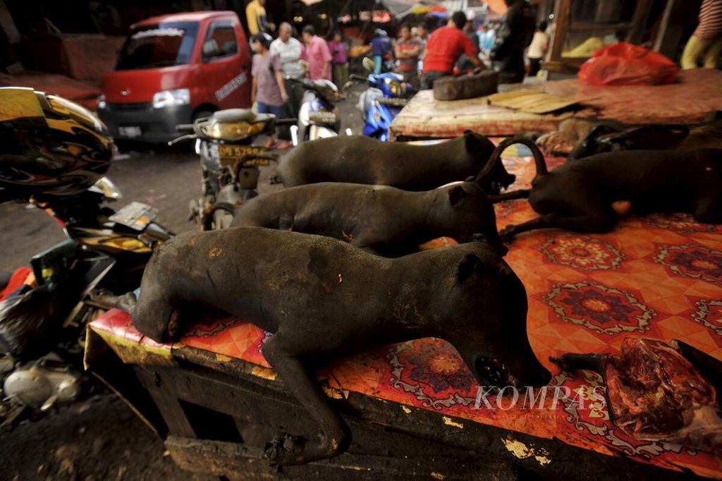 Anjing yang sudah dibakar untuk menghilangkan bulunya dijual di Pasar Beriman, Tomohon, Sulawesi Utara, akhir Juli 2012. 