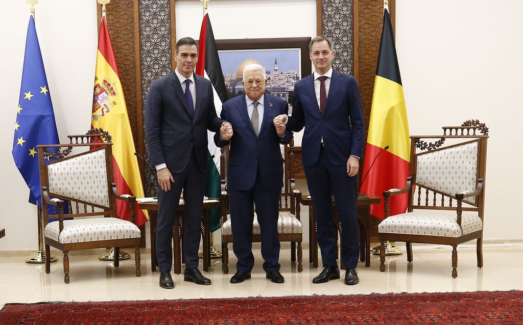 Presiden Palestina Mahmoud Abbas (tengah) menerima Perdana Menteri Spanyol Pedro Sanchez (kanan) dan PM Belgia Alexander De Croo di Ramallah, Kamis (23/11/2023). Sanchez dan De Croo menyambangi Mesir, Israel, dan Palestina untuk membahas perang Gaza.