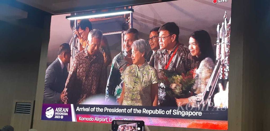 Layar di Pusat Media KTT Ke-42 ASEAN menayangkan secara langsung kedatangan Perdana Menteri Singapura Lee Hsien Loong di Bandara Komodo di Labuan Bajo, Kabupaten Manggarai Barat, Nusa Tenggara Timur, Selasa (9/5/2023),